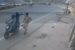Watch Video: पटना में RJD विधायक के भाई से छीनी गई सोने की चैन