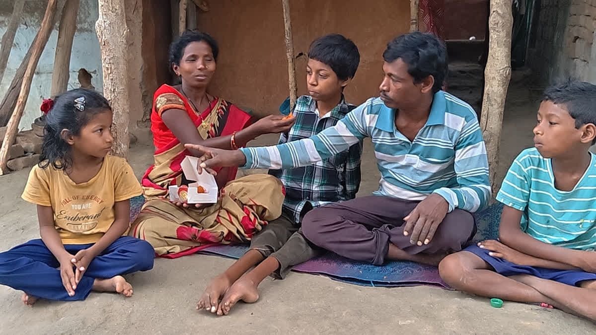 Odisha Board Exam: परिवार के साथ लक्ष्मी