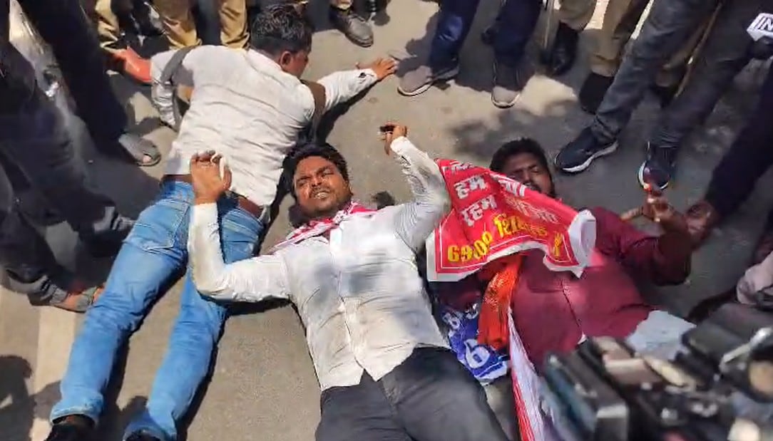 अभ्यर्थियों का अनोखा प्रदर्शन, सड़क पर रेंगते हुए मंत्री आवास पहुंचे