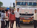 जालोरः नहीं चलेंगे 500 ट्रक, जबरन 800 रु. की पर्ची काटने पर मारपीट के बाद ट्रांसपोर्टरों की अनिश्चितकालीन हड़ताल