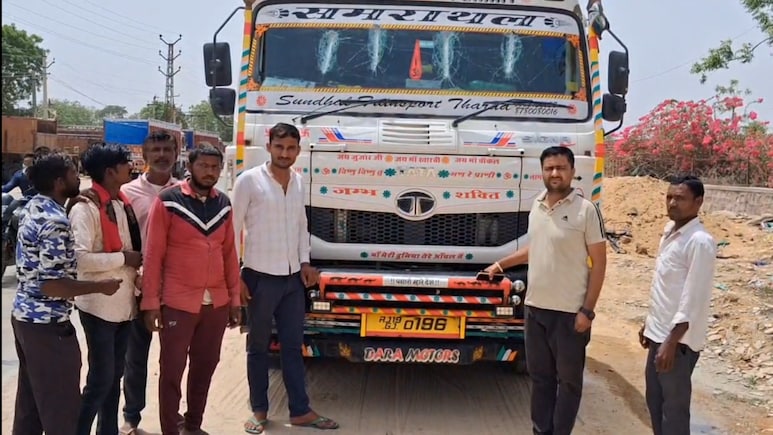 जालोरः नहीं चलेंगे 500 ट्रक, जबरन 800 रु. की पर्ची काटने पर मारपीट के बाद ट्रांसपोर्टरों की अनिश्चितकालीन हड़ताल