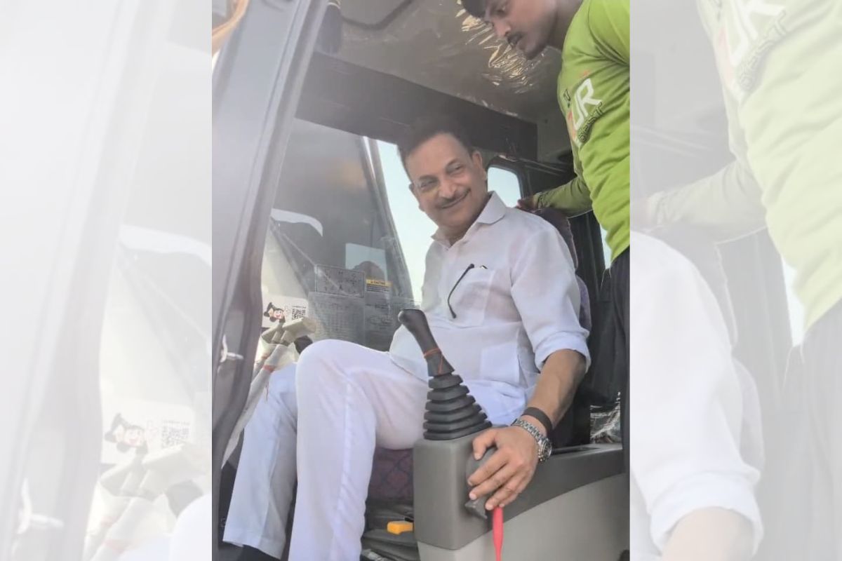 प्‍लेन उड़ाते और ट्रेन के बाद अब बुलडोजर चलाते द‍िखे सांसद राजीव प्रताप रूडी, सोनपुर में दिखा ‘ऑल राउंड