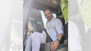 Bihar: प्&zwj;लेन उड़ाते और ट्रेन के बाद अब पोकलेन चलाते द&zwj;िखे सांसद राजीव प्रताप रूड़ी, सोनपुर में दिखा &lsquo;ऑल राउंडर&rsquo; अंदाज