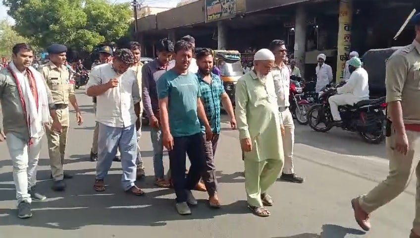 Cow Slaughter Case Khandwa: पुलिस ने निकाला जुलूस