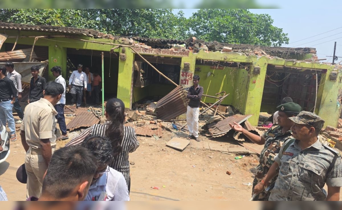 अवैध निर्माण ढहाता हुआ प्रशासन