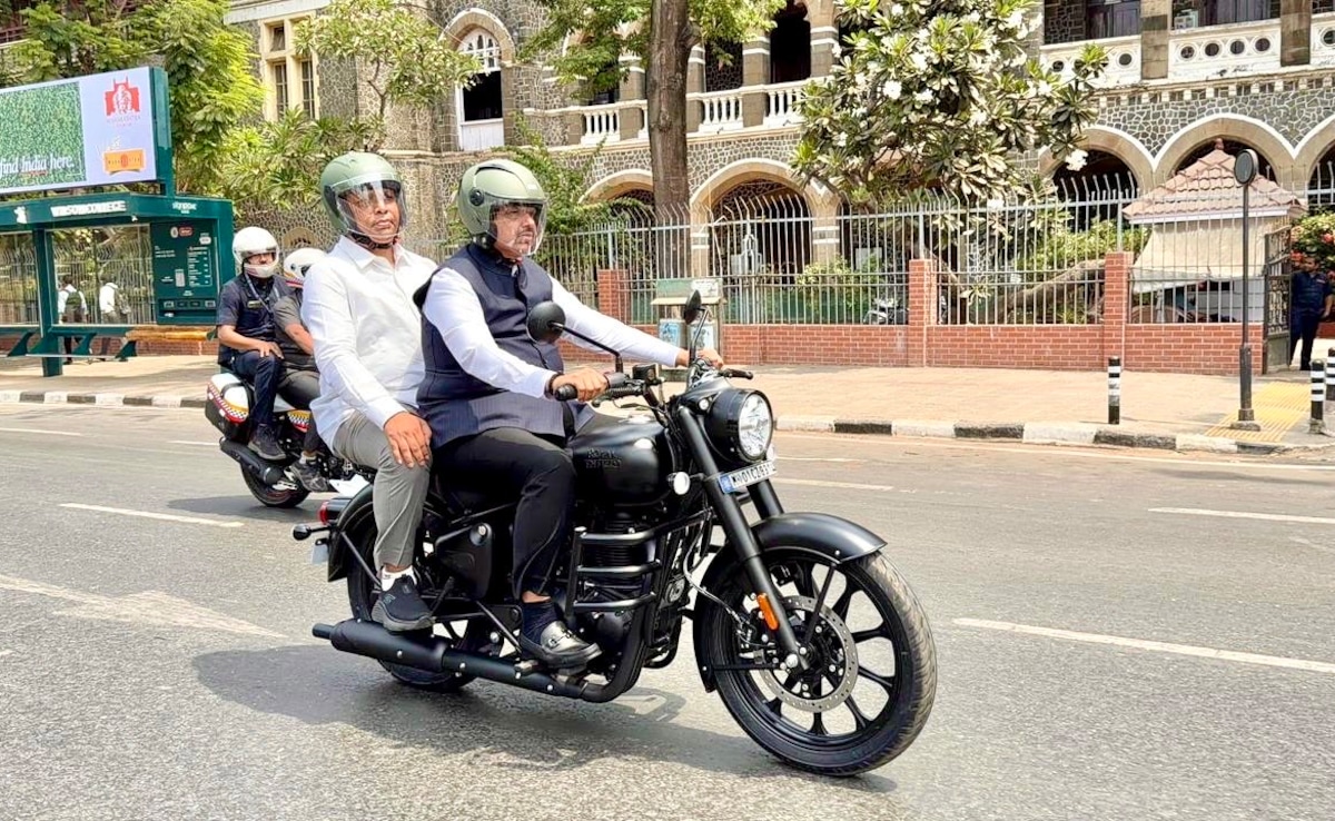 PM Modi की अपील का असर; CM फडणवीस बाइक से पहुंचे दफ्तर, विदेश दौरों पर रोक; 6 महीने तक बड़े कार्यक्रम बंद