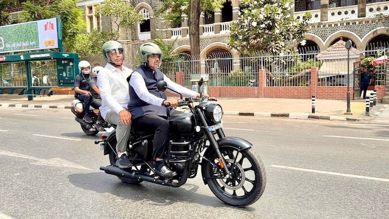 PM Modi की अपील का असर; CM फडणवीस बाइक से पहुंचे दफ्तर, विदेश दौरों पर रोक; 6 महीने तक बड़े कार्यक्रम बंद