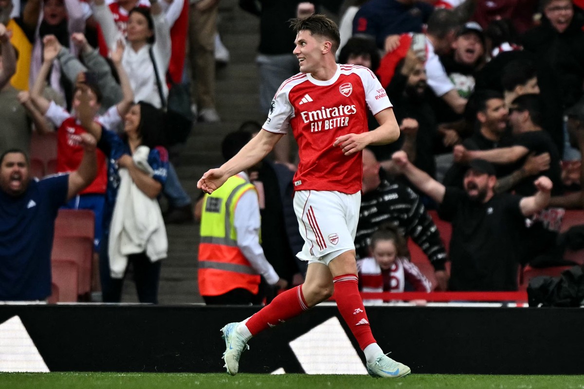 Arsenal Go 6 Points Clear With 3-0 Win; West Ham Loss Offers Spurs Hope