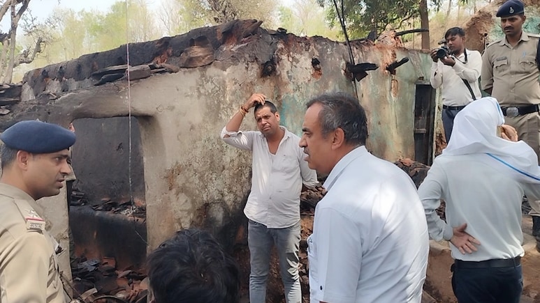 मध्य प्रदेश: सीधी में तीन सगे भाई-बहन जिंदा जले, आग की लपटों में घ&zwj;िरे बच्&zwj;चे लगाते रहे मदद की गुहार