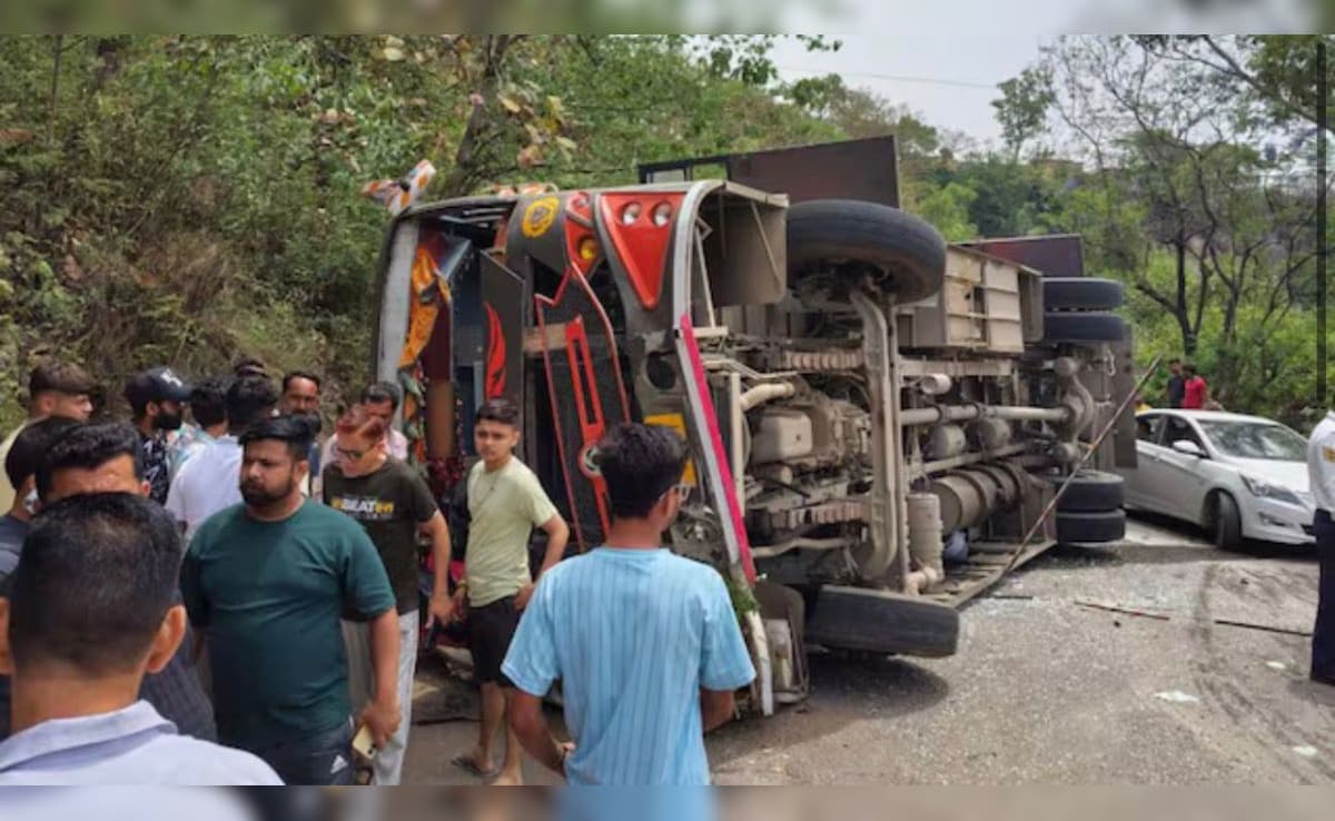 हिमाचल: ऊना जा रही बस ड्राइवर को आया हर्ट अटैक, बीच सड़क पर पलटी बस, कई श्रद्धालु घायल