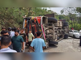 हिमाचल: ऊना जा रही बस ड्राइवर को आया हर्ट अटैक, बीच सड़क पर पलटी बस, कई श्रद्धालु घायल