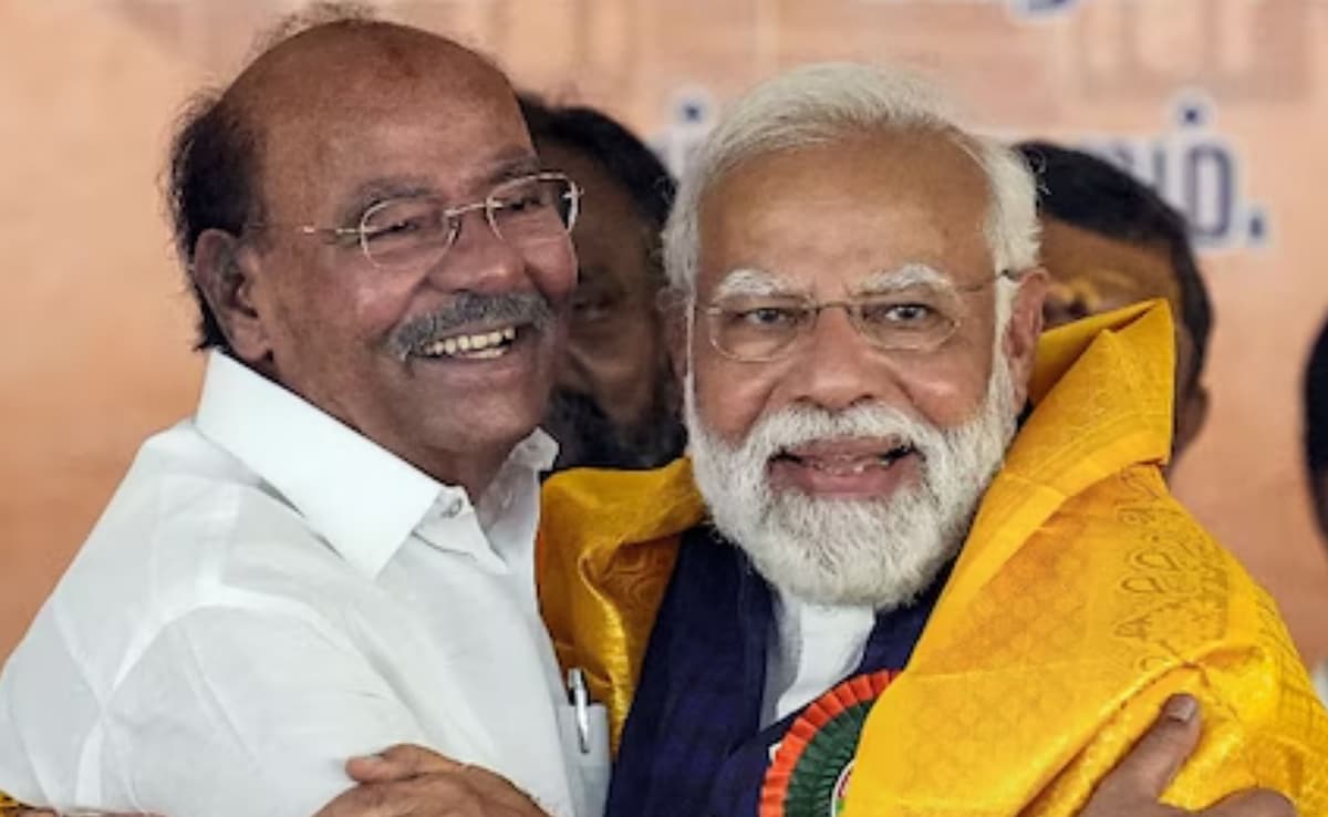 पीएम मोदी के साथ एस रामदौस