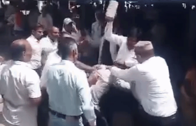 VIDEO: कोर्ट परिसर में &lsquo;दंगल&rsquo;! वकीलों ने युवक को ईंट से पीटा, जमकर चले लात और घूंसे&nbsp;