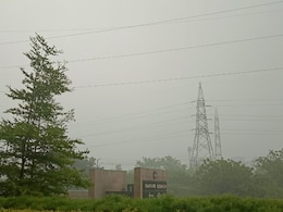 Delhi NCR Weather: मौसम ने ले ली आज फिरकी, गाड़ियों को दिन में ही जलानी पड़ी लाइट, समझिए क्यों बदला मौसम
