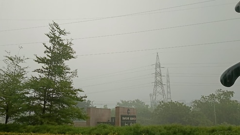 Delhi NCR Weather: मौसम ने ले ली आज फिरकी, गाड़ियों को दिन में ही जलानी पड़ी लाइट, समझिए क्यों बदला मौसम