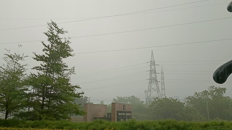 Delhi NCR Weather: मौसम ने ले ली आज फिरकी, गाड़ियों को दिन में ही जलानी पड़ी लाइट, समझिए क्यों बदला मौसम