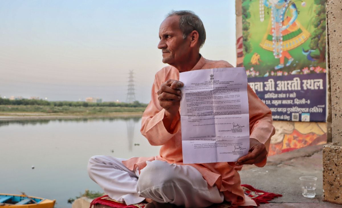 नोटिस दिखाते यमुना बाजार के स्थानीय निवासी. नोटिस दिखाते यमुना बाजार के स्थानीय निवासी.