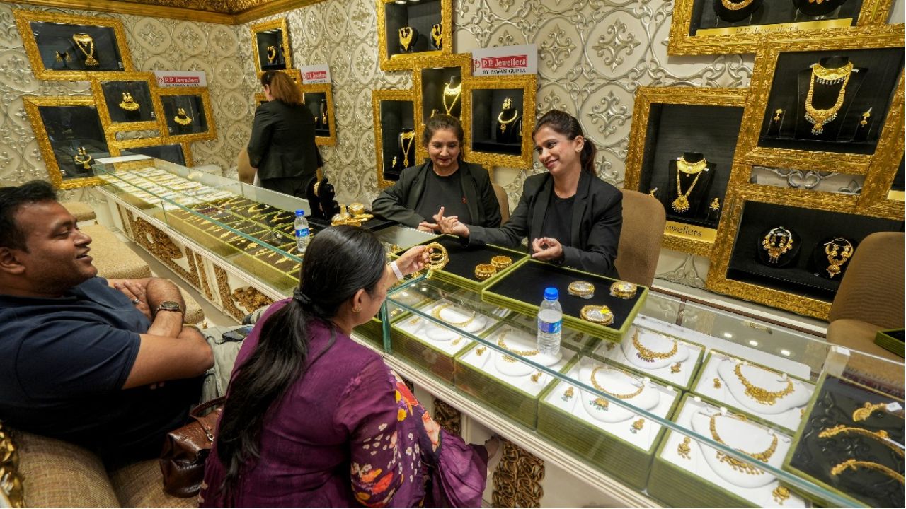 सोना-चांदी खरीदना अब महंगा होगा! सरकार ने सीमा शुल्क बढ़ाया