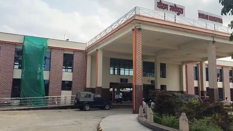 Bihar: भ्रष्टाचार की भेंट चढ़ा मधेपुरा का अमृत भारत स्टेशन? उद्घाटन से पहले ही दीवारों में आईं दरारें, 16 करोड़ के प्रोजेक्ट पर उठे सवाल