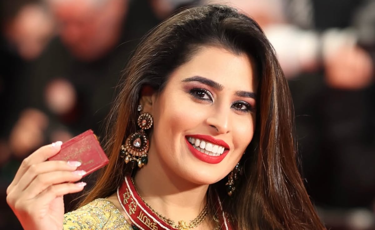 Cannes 2026: कौन है ये सिंगर जो कान्स में गले में तुलसी माला और हाथ में गीता लेकर पहुंची, लूट ली महफिल