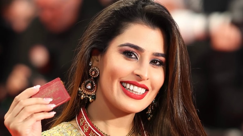 Cannes 2026: कौन है ये सिंगर जो कान्स में गले में तुलसी माला और हाथ में गीता लेकर पहुंची, लूट ली महफिल