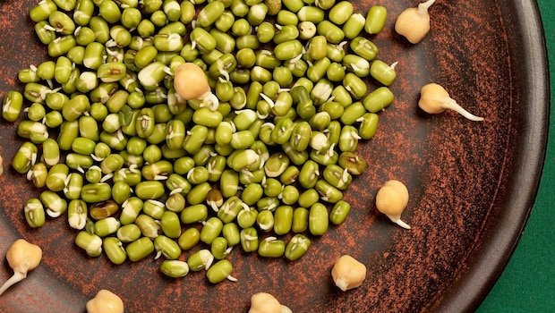 Sprouts salad keeps you full without feeling heavy.