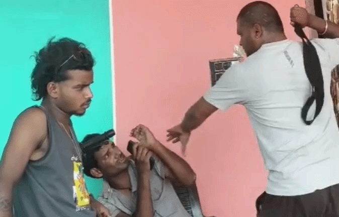 VIDEO: लड़की की आवाज में फोन कर बुलाया, घर पहुंचते ही बेल्ट से कर दी पिटाई, चार पर केस दर्ज&nbsp;