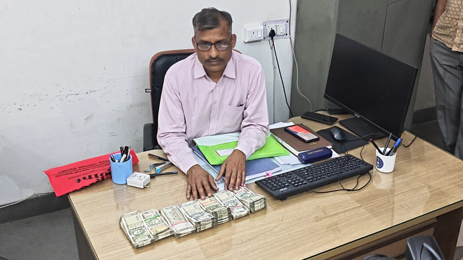 एसीबी ने पकड़ी रिश्वत राशि 404000