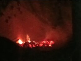 पेड़ की डालियां बिजली तारों से टकराईं, चिंगारी से मकान में लगी आग, सारा सामान जलकर राख