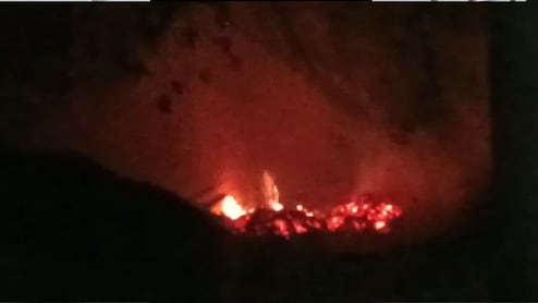 पेड़ की डालियां बिजली तारों से टकराईं, चिंगारी से मकान में लगी आग, सारा सामान जलकर राख