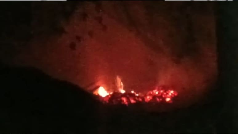 पेड़ की डालियां बिजली तारों से टकराईं, चिंगारी से मकान में लगी आग, सारा सामान जलकर राख