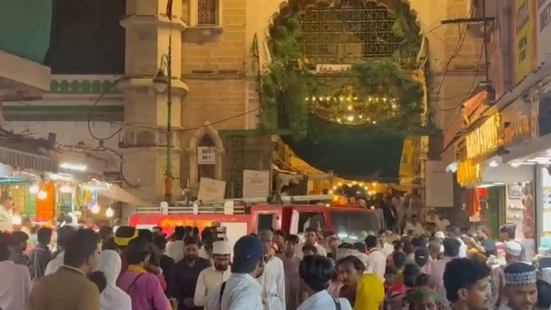 Ajmer Dargah Bazar Fire: अजमेर दरगाह बाजार में होटल की रसोई में भड़की भीषण आग, जायरीनों और दुकानदारों में मची भगदड़