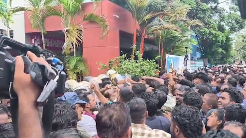 Video: Pinarayi Vijayan Supporters Attack Probe Team's Car, Smash Windshield