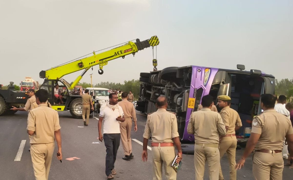Lucknow-Agra Expressway Accident: 6 Dead After Bus Overturns as Driver Falls Asleep.