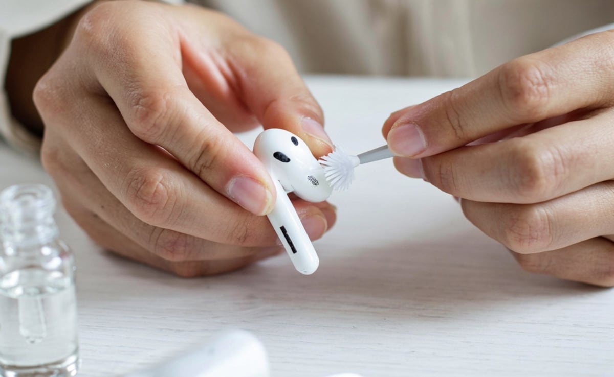 How To Clean Wireless Earbuds Properly Without Damaging Them