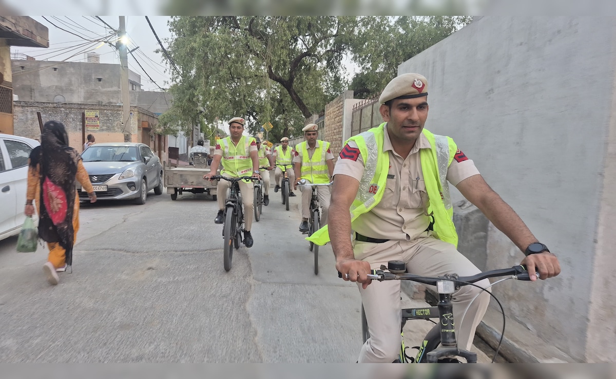 दिल्ली पुलिस ने शुरू की साइकिल पेट्रोलिंग, ईंधन भी बच रहा, गांव वालों से भी बढ़ा सीधा संपर्क
