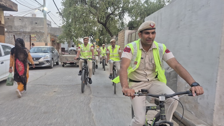 दिल्ली पुलिस ने शुरू की साइकिल पेट्रोलिंग, ईंधन भी बच रहा, गांव वालों से भी बढ़ा सीधा संपर्क