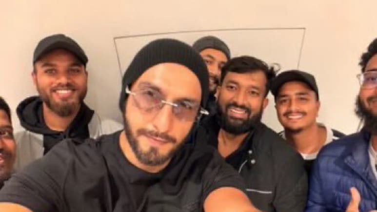 Ranveer Singh's Selfies With Fans From The Sets Of Shah Rukh Khan's <i>King</i> Go Viral