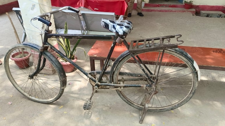 बहन से बदतमीजी के बदले मौत: युवक का मर्डर कर साइक&zwj;िल पर शव घुमाते रहे दो भाई, पराली के नीचे दफनाया