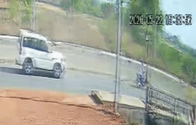 VIDEO: ओंकारेश्वर में भीषण सड़क हादसा, दो कारों की बीच हुई जोरदार टक्कर, CCTV में कैद हुआ मंजर