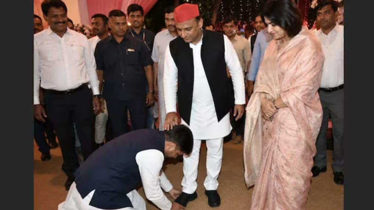 अखिलेश के पैर छूते प्रतीक यादव. 