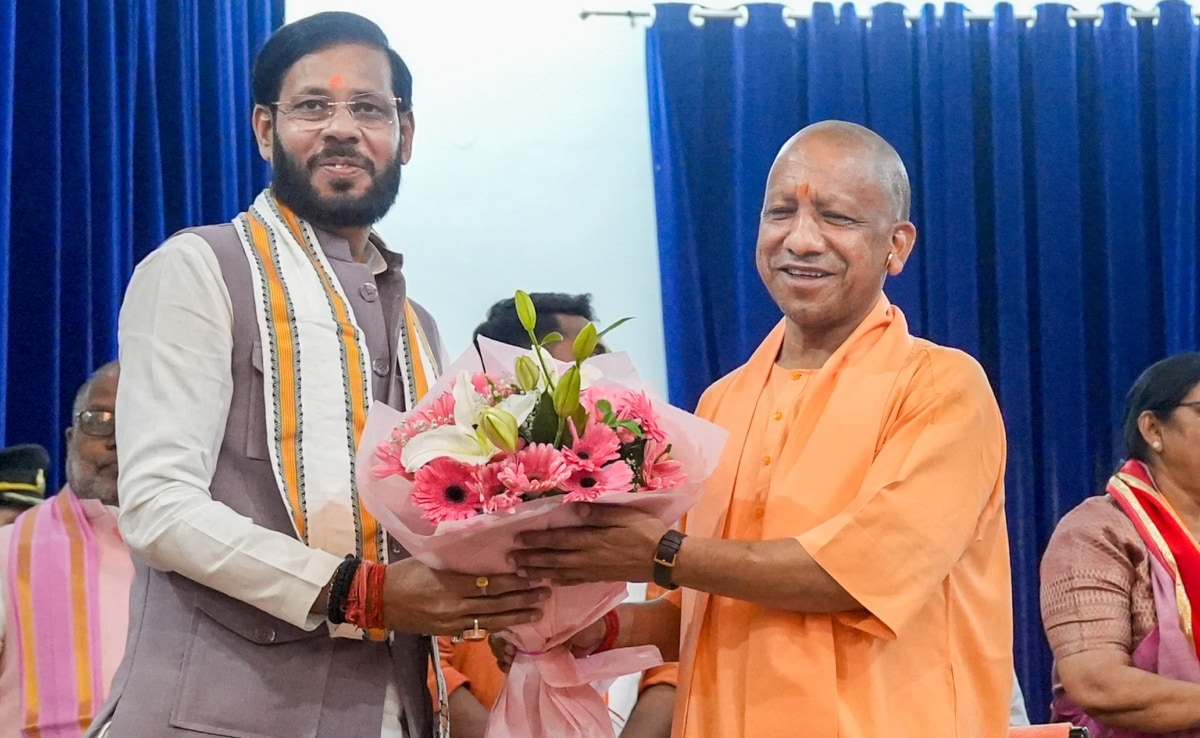सपा से बगावत कर बीजेपी में आए मनोज पांडेय को भी कैबिनेट में जगह मिली है. सपा से बगावत कर बीजेपी में आए मनोज पांडेय को भी कैबिनेट में जगह मिली है.