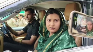 इकरा हसन और पुलिस अफसरों के बीच बहस का VIDEO वायरल