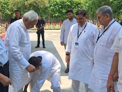 शपथ लेने के पहले पिता नीतीश कुमार से लिया निशांत ने आशीर्वाद, देखें तस्वीरें