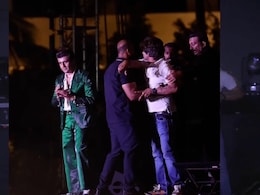 Video: Fan Rushes To Touch Sonu Nigam's Feet On Stage During Kolhapur Live Show