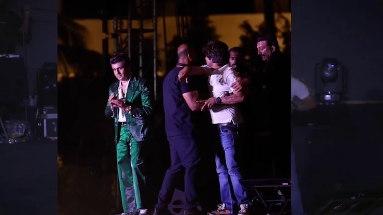 Video: Fan Rushes To Touch Sonu Nigam's Feet On Stage During Kolhapur Live Show