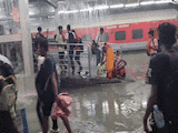 Video: जब कटिहार रेलवे स्टेशन के प्लेटफॉर्म पर बहने लगा 'झरना', रेलवे की बदइंतजामी की खुली पोल Video: जब कटिहार रेलवे स्टेशन के प्लेटफॉर्म पर बहने लगा 'झरना', रेलवे की बदइंतजामी की खुली पोल