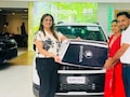अनु मीणा को बर्थडे ग&zwj;िफ्ट में पत&zwj;ि ने दी थी स्&zwj;कोडा कार, लगाई थी वॉट्सऐप स्&zwj;टेटस- 'थैंक्&zwj;यू हस्&zwj;बैंड जी' &nbsp;&nbsp;