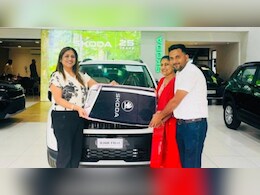 अनु मीणा को बर्थडे ग&zwj;िफ्ट में पत&zwj;ि ने दी थी स्&zwj;कोडा कार, लगाई थी वॉट्सऐप स्&zwj;टेटस- 'थैंक्&zwj;यू हस्&zwj;बैंड जी' &nbsp;&nbsp;