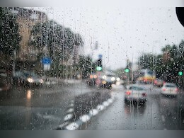 Delhi-NCR में बारिश और तेज हवाओं के बीच ड्राइविंग कर रहे हैं? इन बातों का रखें खास ध्यान